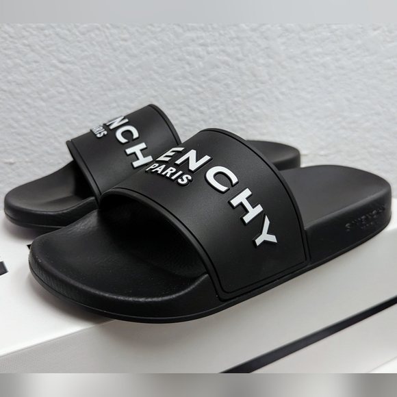 (SOLD) Givenchy Shower Slides - Picture 5 of 14
